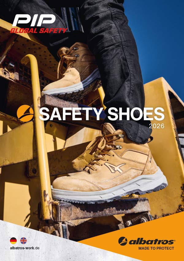 Ein Paar hellbraune Albatros VECTOR WHEAT MID S3 FO SR Sicherheitsschuhe wird auf einer industriellen Metalltreppe getragen und in einer sonnigen Outdoor-Arbeitsumgebung präsentiert.