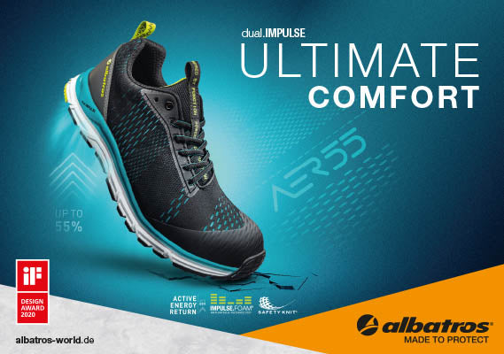 Ein einzelner schwarz-blauer Albatros AER55 IMPULSE BLACK BLUE LOW S1PS ESD FO HRO SR Sicherheitsschuh wird vor einem modernen, blau beleuchteten Hintergrund präsentiert und als besonders komfortabel hervorgehoben.